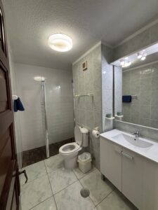 Victoria Court Apartment 7A2 Bathroom